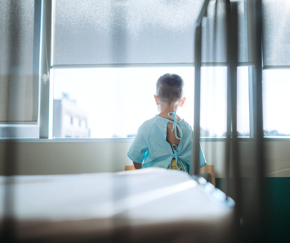 طفل في مستشفى من أجل عملية المياه البيضاء
