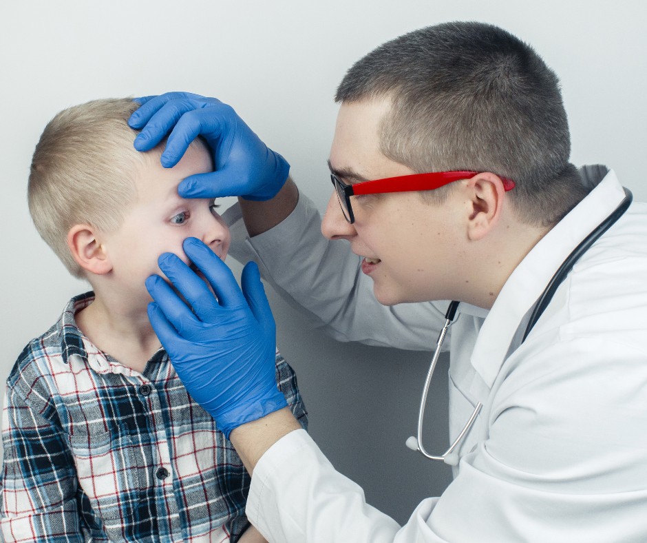 طبيب يفحص عين طفل