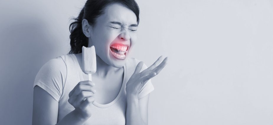 امرأة تعاني من حساسية الاسنان